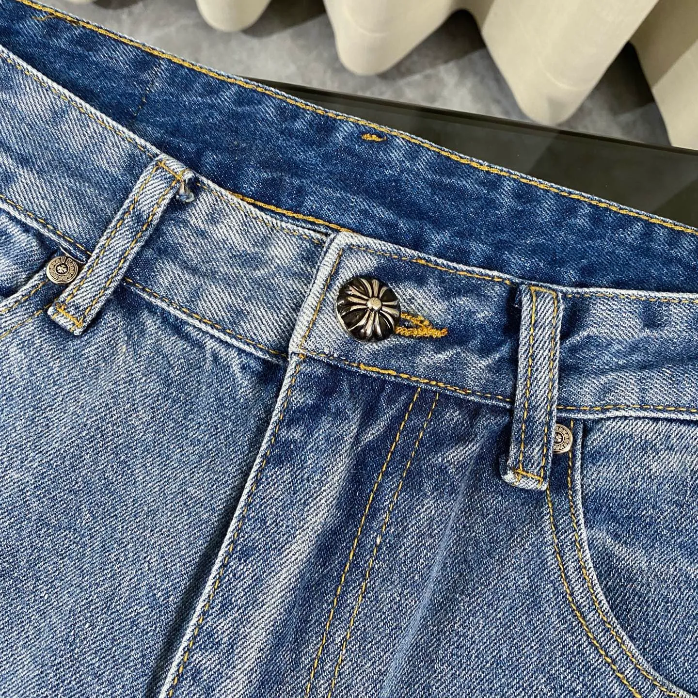 🅿️280 chrome hearts 2025 new city limited classic leather label jeans vi Top heavy industry fashionable design] Consistent high street luxury style creation. Speaking of this style, the Zangyin family and GU family are definitely among the leading representative brands. Especially the Zangyin family has really achieved a state-of-the-art effect in creating high street style. It is made of unique washed materials. The color system of this model is already quite eye-catching. After it is decorated with patchwork cross flowers, it cleverly highlights the charm of the brand. Secondly, this model uses classic The classic high-waist cutting design highlights the long legs and the fashionable temperament of the upper body. The brand is highly recognizable and the slim fit configuration is more suitable for daily wear. This product is a product that interprets personality, fashion, and specifications at a glance. This single product is enough to make any fan excited. It can be a white T-shirt for youthful preppy style, or a tight sling for royal lady style. It has strong matching ability and can be easily controlled by men.  [Material and craftsmanship] Needless to say, this point goes without saying. As an excellent craftsman brand, Zangyin has really perfect requirements for details and craftsmanship. The washed color of this model has gone through so many processes, not to mention the embellishment of the denim appliqués. It is also purely handmade and sewn. Just like what they believe in, only handmade things have soul and have the meaning of wear. A top-notch heavy-duty fashionable denim item, I look forward to your perfect interpretation! !  Size:28-34